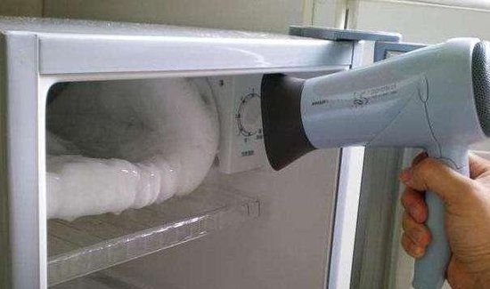 <em>冰箱长时间</em>不清理，全是厚厚的冰霜，这样清理一点不费事