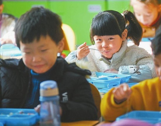 德阳旌阳区“中央厨房”投用 孩子们吃上放心、<em>美味的</em>营养<em>餐</em>