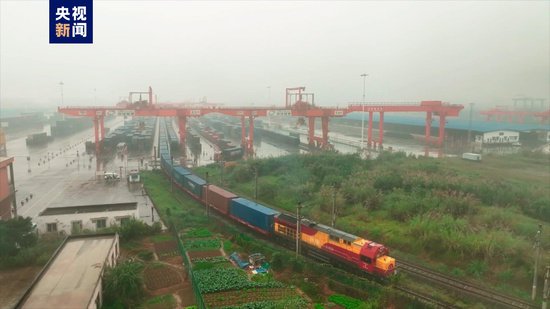 助力小商品组团出口 重庆发出首班“市场采购贸易”跨境专列