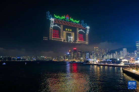 <em>香港</em>举办无人机表演 展示传统文化