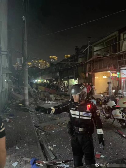 江苏<em>常州</em>一店铺发生爆炸，<em>附近</em>有商户门头被损毁、后墙被炸塌