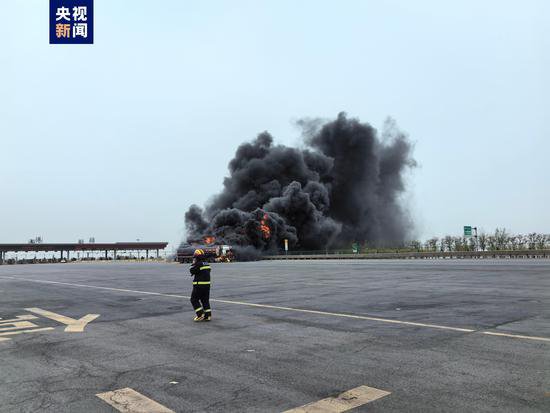 天津<em>滨海新区</em>两辆罐车发生交通事故后起火 1人受伤送医