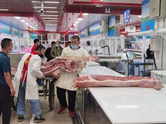 北京新发地<em>猪肉批发</em>大厅重开 禁止<em>进口</em>肉类冻品销售