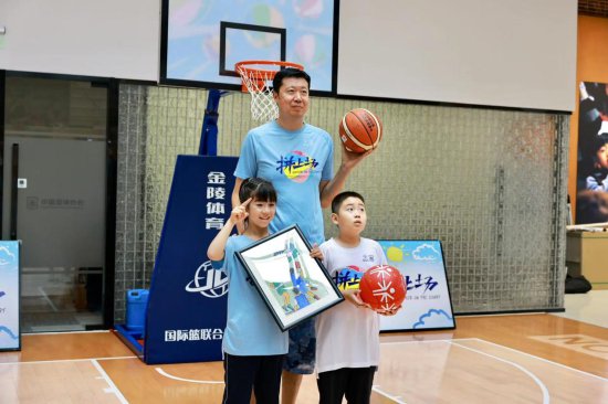 <em>篮球明星</em>与特奥小运动员共庆六一国际儿童节