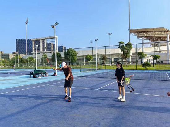 <em>信息工程</em>学院举行教工网球队成立仪式