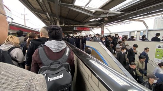 新冠肺炎下的<em>日本</em>：口罩断货1个月，地铁站内人少了一半