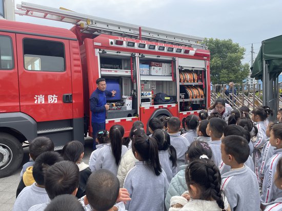 消防车开进幼儿园 应急知识从小学