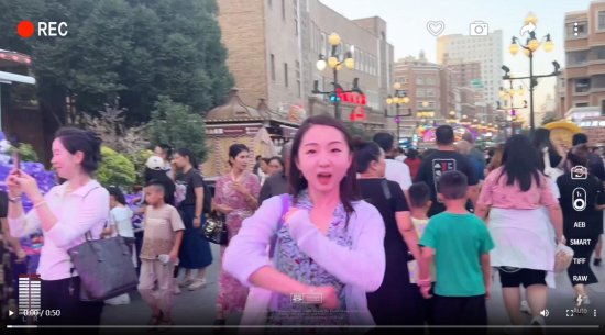 2023打卡中国Vlog丨带你打卡新疆国际大巴扎 用舞蹈传递快乐