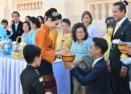 70岁泰王旧情难忘，恢复诗妮娜一切头衔，夫妻在曼谷皇宫团聚