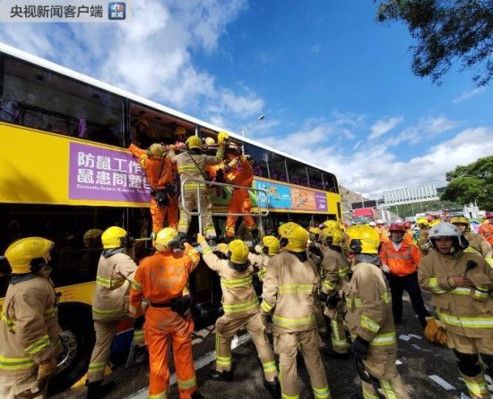 香港大榄隧道外两辆巴士相撞 77人受伤