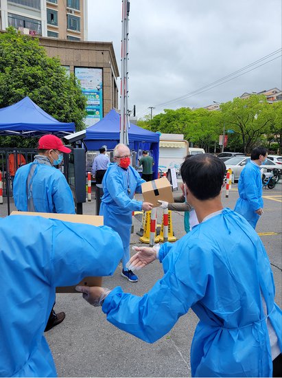 听上海外籍志愿者分享抗疫故事：当志愿者是暂时的，邻里间的...