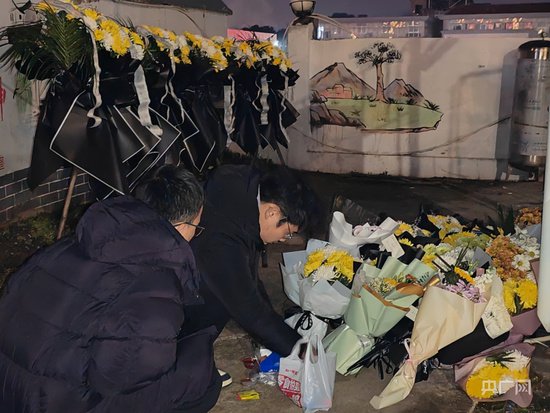 新余“1·24”火灾事故现场对面摆满鲜花 市民自发前来悼念