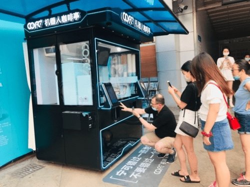 上海闹市区惊现”机器人“咖啡亭