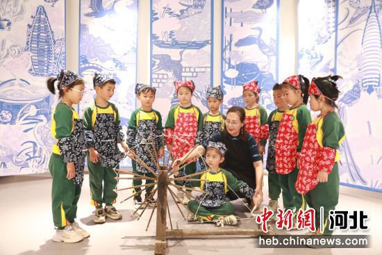 河北高阳：幼童体验传统纺织技艺