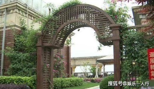 一起参观张庭在上海的豪宅，空中花园<em>装修</em>很豪华，家里鞋子非常...