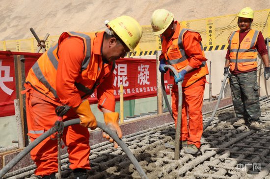 渝昆<em>高铁</em>长水机场站明挖区间首块顶板完成浇筑