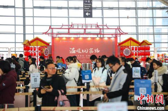 春节期间西安机场连续<em>四</em>天单日旅客吞吐量突破15万人次