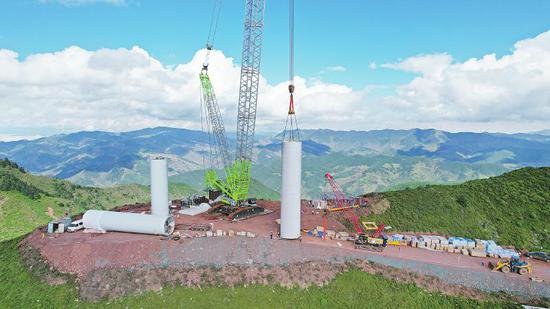 凉山州<em>单机</em>容量最大风电场完成风机首节塔筒吊