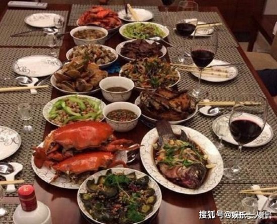 蒋勤勤生活中住的豪宅：平时在家吃个便饭，也要喝红酒吃海鲜