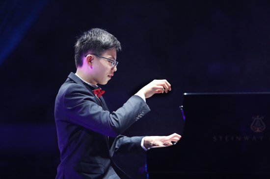 钢琴少年<em>舒</em>海峰：一个自闭症家庭如何寻找出路？