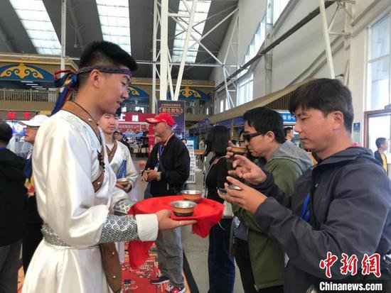 <em>台湾少数民族</em>同胞访内蒙古：在品味特色文化中感受发展