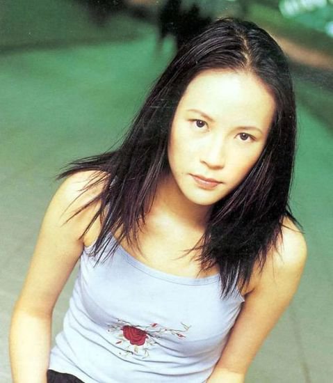 她是25岁打败王菲、张惠妹的金曲歌后，她是吴青峰的偶像，是最...