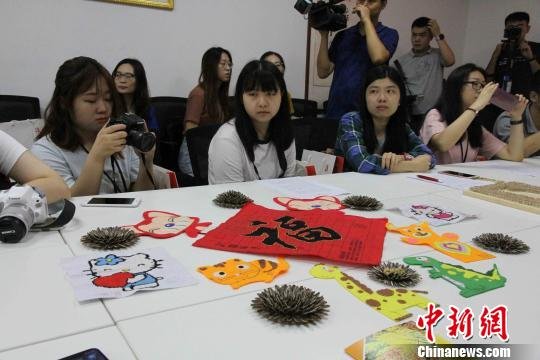 香港高校传媒专业学子走近“星星的孩子” 自闭症人士就业受关注
