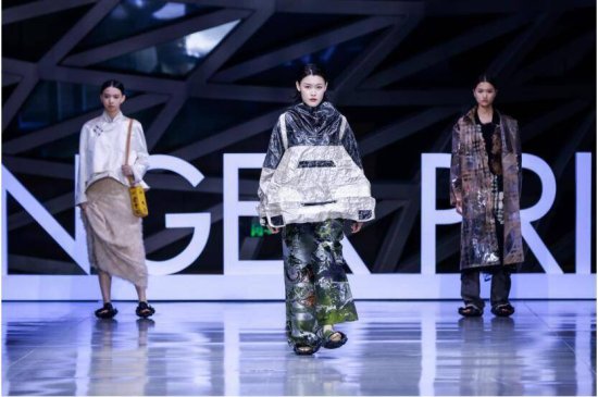 看，全球新锐集结！“2021 YINGER PRIZE全球<em>新锐女装设计师</em>...