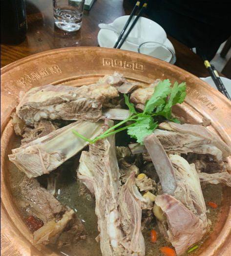 哈尔滨贼实惠的羊蝎子火锅，118元2斤肉带小菜，蘸麻酱嘎嘎香
