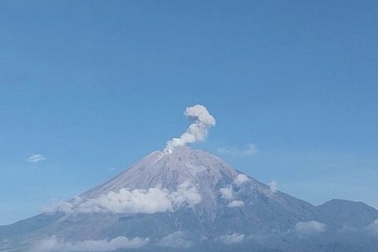 印尼塞梅鲁火山<em>发生</em>喷发 火山灰柱高度达1000米