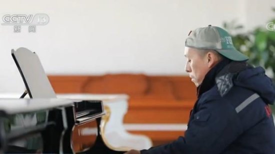 <em>油漆工</em>董宇的钢琴梦：从未接受训练 能演奏200多首曲子