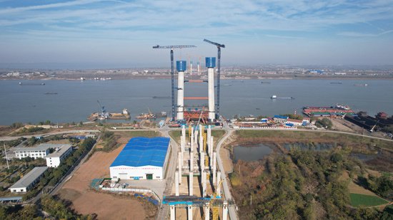新港高速双柳长江大桥南岸主塔下横梁首次浇筑完成