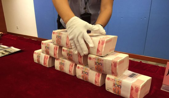 广州夫妻睡梦中被人抬走90万连号新钞