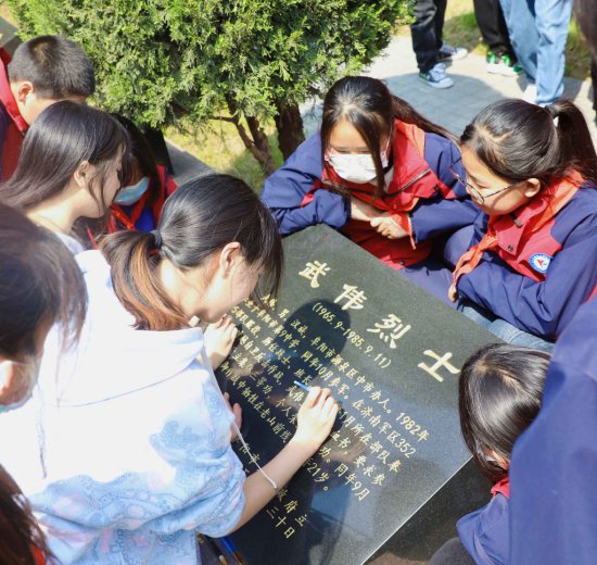 阜阳师范大学青年志愿者为烈士墓碑“描金”