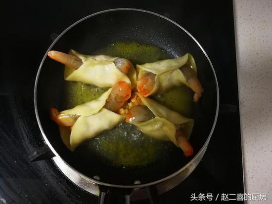 剩饺子<em>皮怎么处理</em>？来做虾抱蛋吧，新鲜有趣的做法，早餐的好...