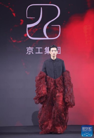 北京时装周上演“永定·和<em>系列服装</em>发布会”