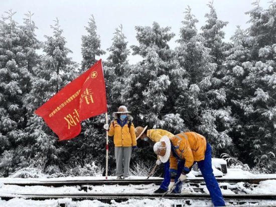 中铁<em>武汉电气化局</em>水红铁路维管人的第一场“雪仗”