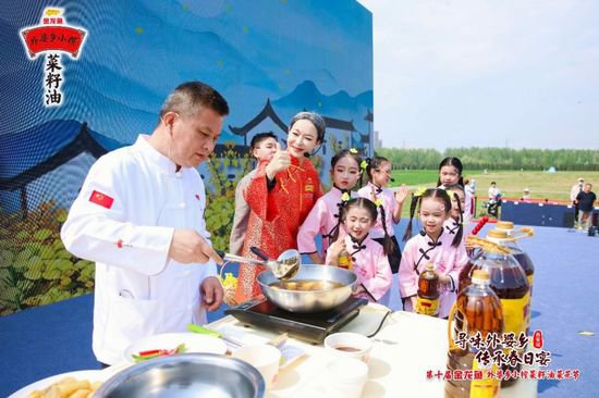第十届全国金龙鱼外婆乡小榨菜籽油菜花节在西安收官