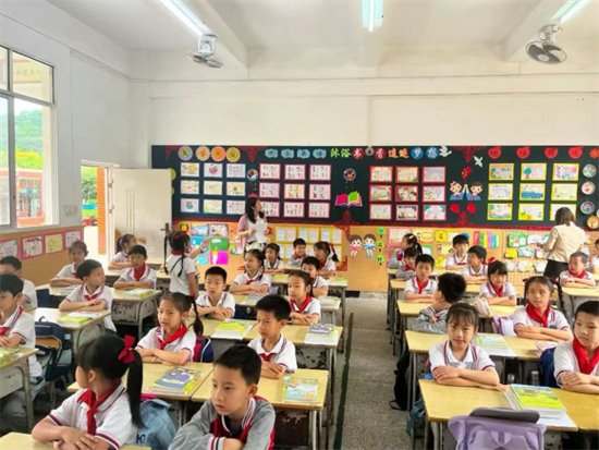 定南县举行小学生“每月读一本好书”及“阅读素养提升”展示...