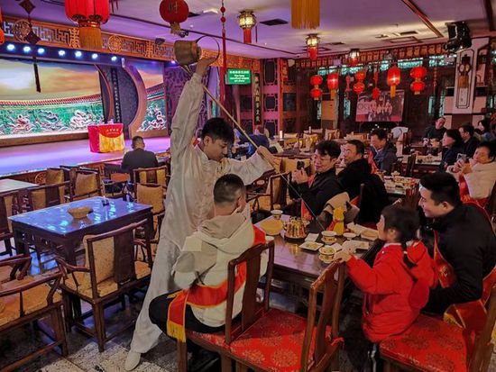 北京榜样走进老舍茶馆 感受中华传统文化魅力