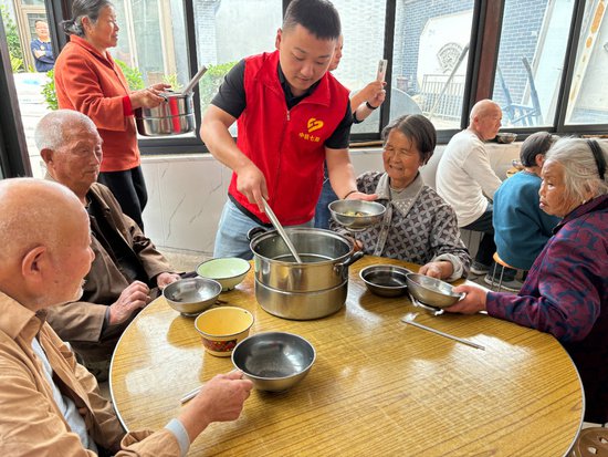 中铁七局西安公司走进公益食堂慰问高龄老人