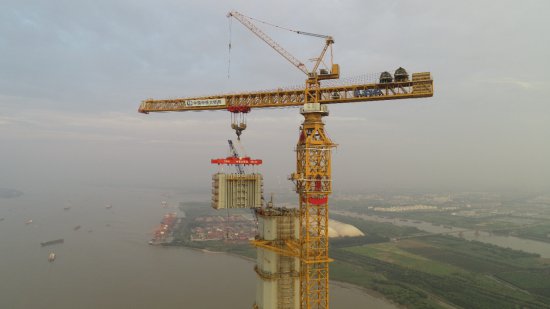 常泰长江大桥主塔突破300米