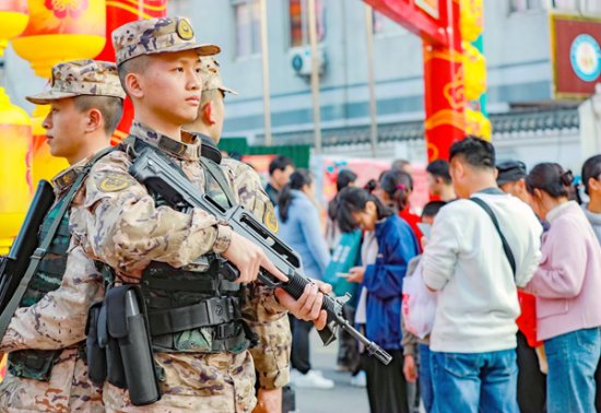 广西梧州：武警官兵守护游客春节出行安全