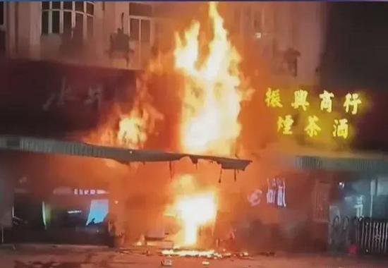 惨！广东商铺车祸起火瞬间，惨烈画面曝光，死者伤者惨不忍睹。