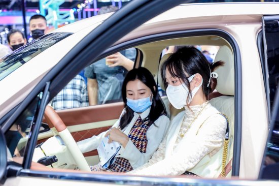 从广州国际车展<em>看</em>消费风向：“更爱<em>女人</em>”的欧拉是怎样崛起的？