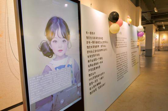 高校举办“以画疗心”团队关爱自闭症儿童主题艺术展