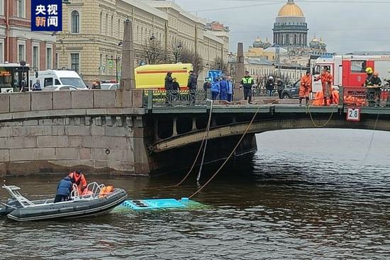 俄罗斯<em>圣彼得堡</em>一巴士坠入河中 暂无伤亡报告