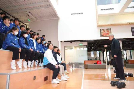中国香港屋邨篮球青年访京<em> 名宿</em>马布里现场暖心指导