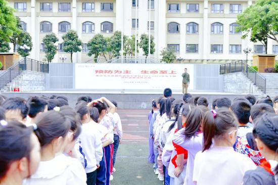 九龙坡区锦苑<em>小</em>学校举行消防安全疏散演练
