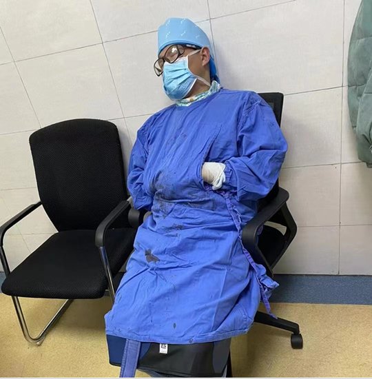 16小时连做7台手术，长沙医生“最美睡姿”刷爆朋友圈